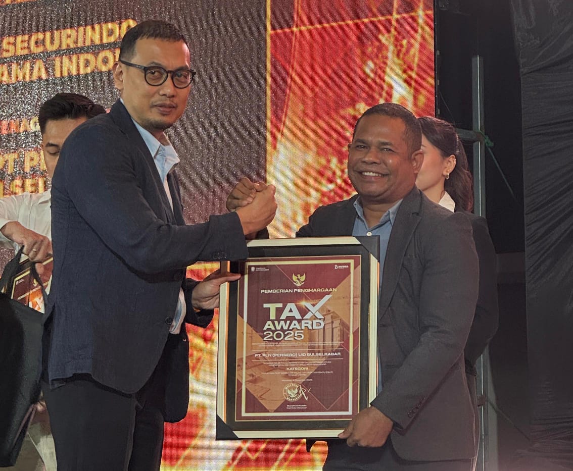 Mewakili Manajemen PLN UID Sulselrabar, Manager PLN ULP Mattoanging, Kristian Emanurl Sowai Menerima Penghargaan Tax Award 2025 dari Pemerintah Kota Makassar Pada Selasa (9/12/2025).