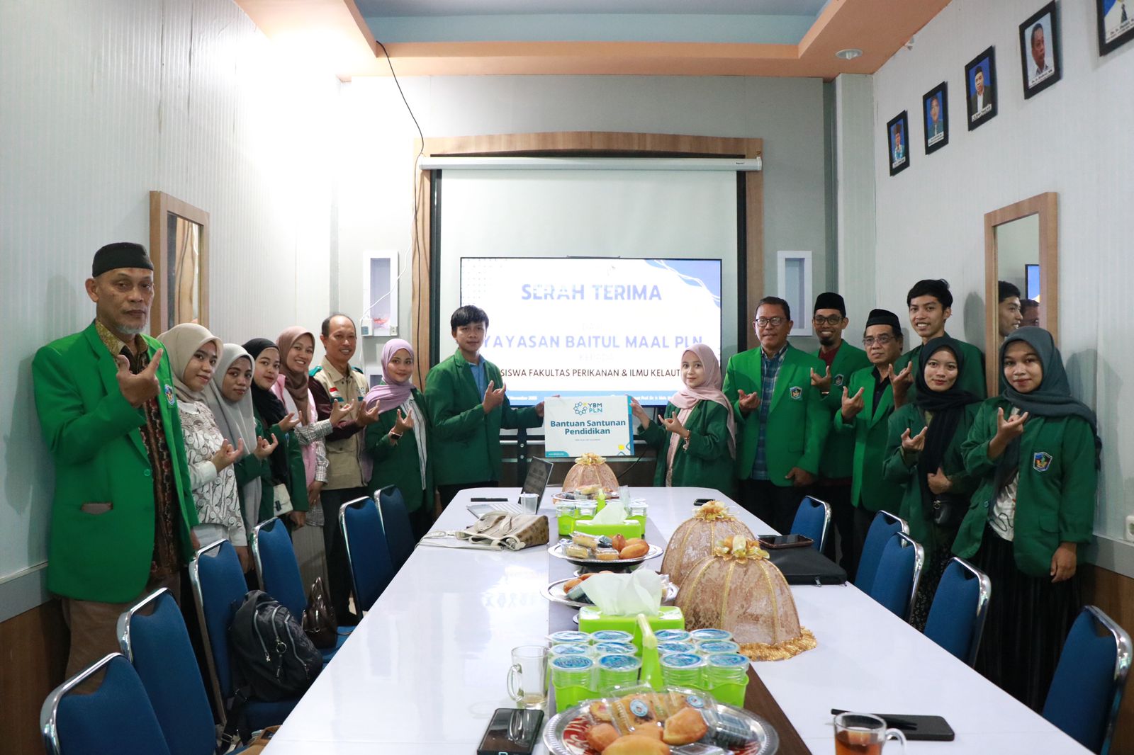 YBM PLN UIP Sulawesi Salurkan Bantuan Pendidikan untuk 19 Mahasiswa Unismuh dan UMI Makassar
