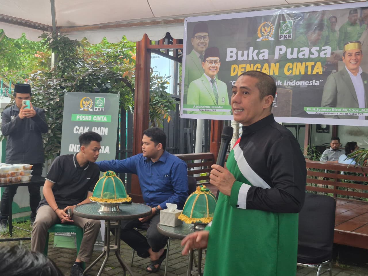 Anggota Komisi I DPR RI Fraksi PKB, Syamsu Rizal MI, Saat Acara Silaturahmi dan Buka Puasa Bersama di halaman Kantor DPC PKB Makassar, Senin (2/3/2026).